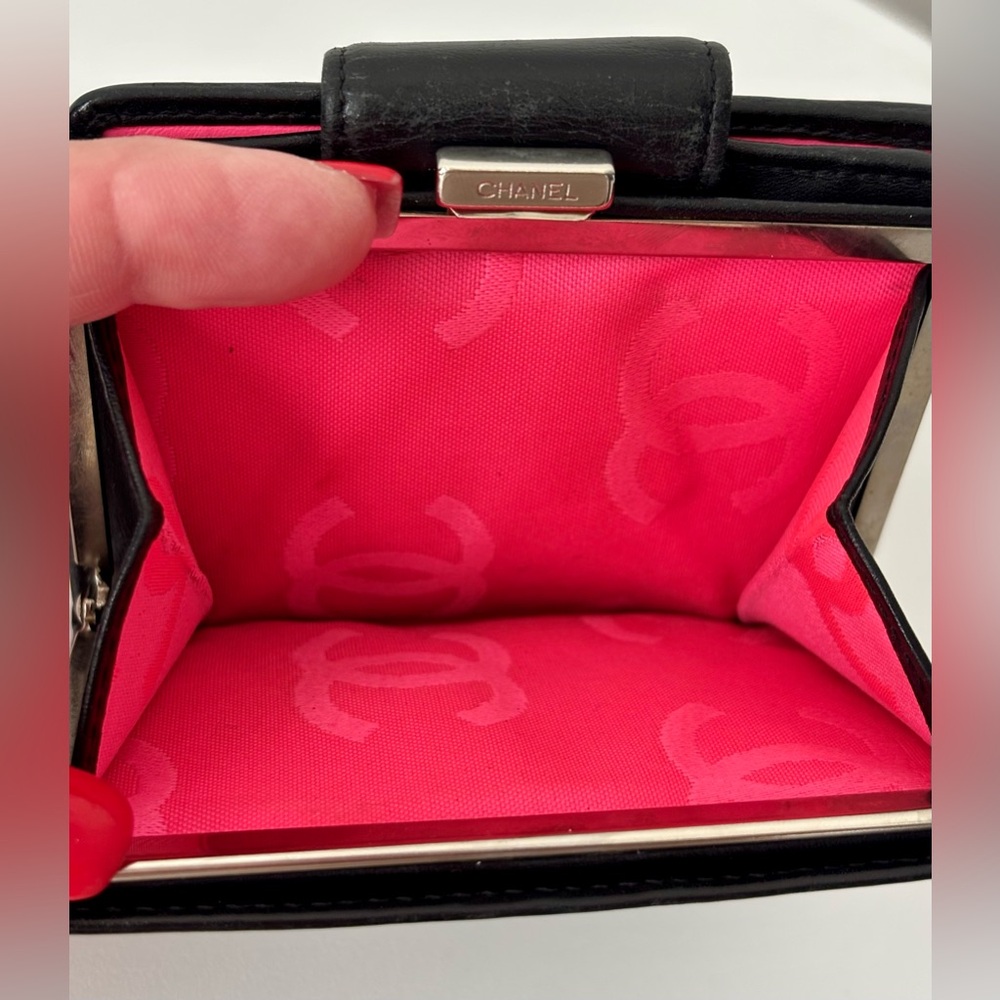 CHANEL Quilted Leather Cambon compact Black and White Wallet. Full inclusion - Picture 8 of 10